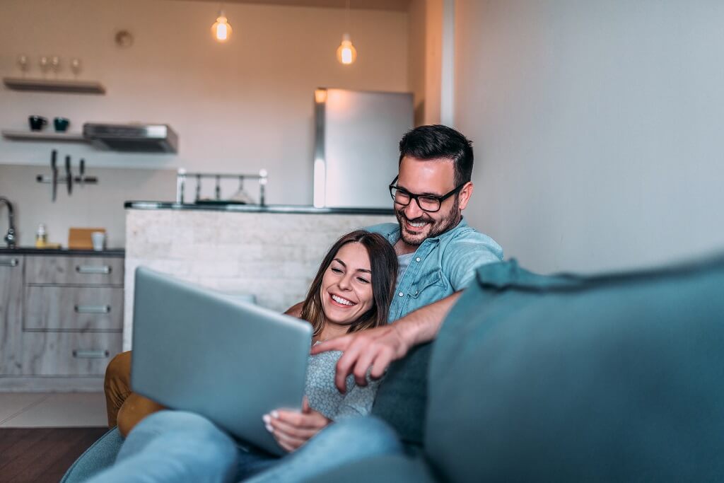 couple learning what debt-to-income ratio is.