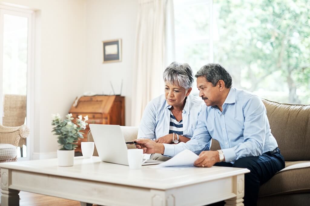 couple looking to see if they're creditworthy