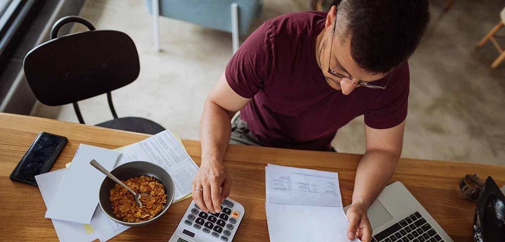 man paying off debt using the debt snowball plan.