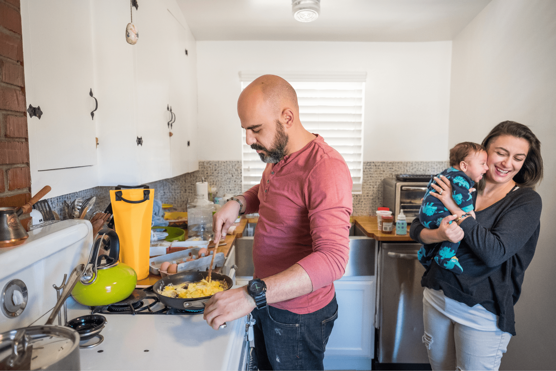 couple investing money on a low income